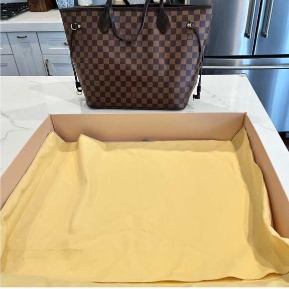 Authentic lv tote bag in very good condition. - Picture 8 of 9